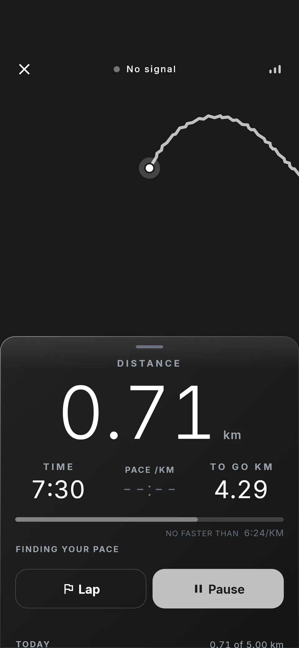 Run's recording screen mid-run with the status reading No signal, the distance held at 0.71 km, the time at 7:30, and the pace shown as dashes